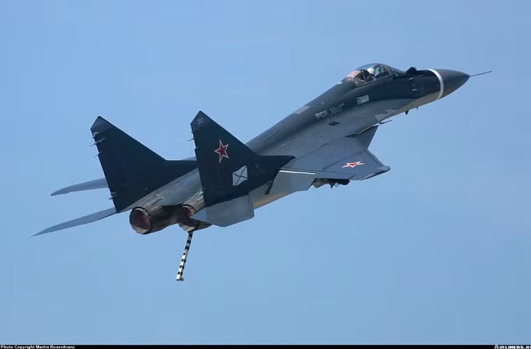 Theo hãng thông tấn Sputniks News, rạng sáng nay (theo giờ Việt Nam), một chiếc tiêm kích hạm MiG-29K của Hải quân Nga trong khi đang hạ cánh xuống tàu sân bay Đô đốc Kuznetsov đã gặp tai nạn. Rất may, phi công tiêm kích hạm đã kịp thời phóng dù khỏi máy bay và được trực thăng Ka-27 cứu nạn kịp thời. Nguồn: Russia Planes