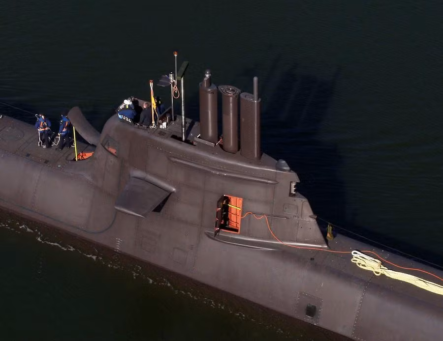 Về mặt hỏa lực, tàu ngầm Type 212 được trang bị 6 ống phóng ngư lôi 533mm có thể triển khai nhiều loại ngư lôi hiện đại. Ví dụ như ngư lôi dẫn đường bằng cáp quang DM2A4 có tầm bắn lên tới 50km; ngư lôi WASSS A184 Mod.3; ngư lôi Black Shark và tên lửa hành trình chống hạm Harpoon. Tương lai gần, Đức đang nỗ lực phát triển các tên lửa hành trình đối đất có tầm phóng xa hơn để triển khai cho Type 212. Nguồn ảnh: Sina