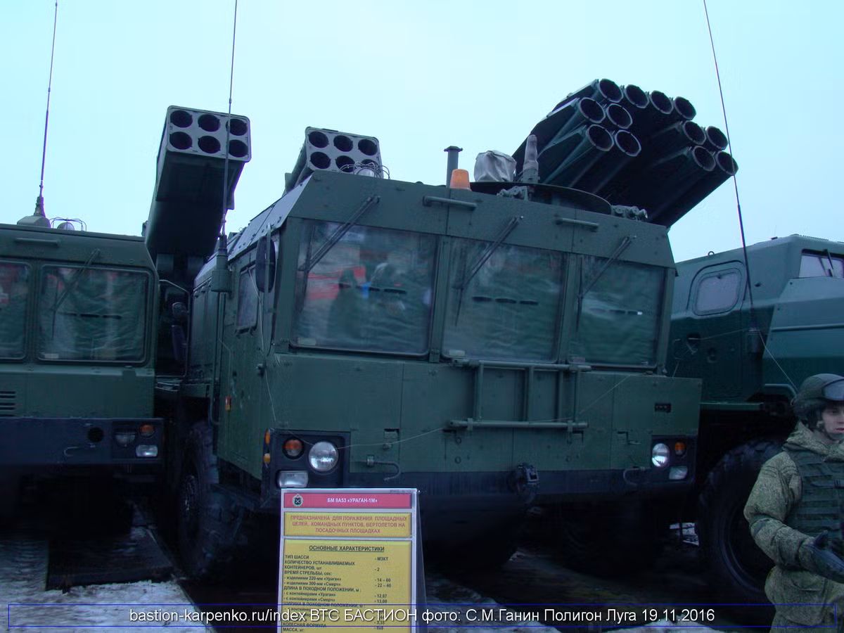 Tổ hợp Uragan-1M được thiết kế để tiêu diệt, phá hủy các mục tiêu mặt đất, bộ binh, xe bọc thép hạng nhẹ, xe bọc thép và các đơn vị xe tăng, pháo binh, tên lửa chiến thuật, hệ thống phòng không và máy bay trực thăng trên bãi đỗ; sở chỉ huy, các trung tâm thông tin liên lạc và các tổ hợp quân sự-công nghiệp. Nguồn ảnh: Bastion