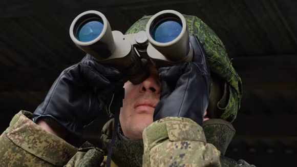 Nguyên tắc hoạt động của ống nhòm được ổn định của Nga thoạt trông khá đơn giản. Trên thân ống nhòm có lắp nam châm mạnh, trong khi đó các hệ thống quang học bên trong được làm có thể di chuyển được. Các nam châm không cố định chết các lăng kính, phần bên trong của ống nhòm dường như “bơi” trong trường từ trường, khi thân ống nhòm có di chuyển do bị rung lắc, thì cơ cấu này bù trừ sự rung lắc và giữ cho hình ảnh ổn định. Nguồn ảnh: Izvestia