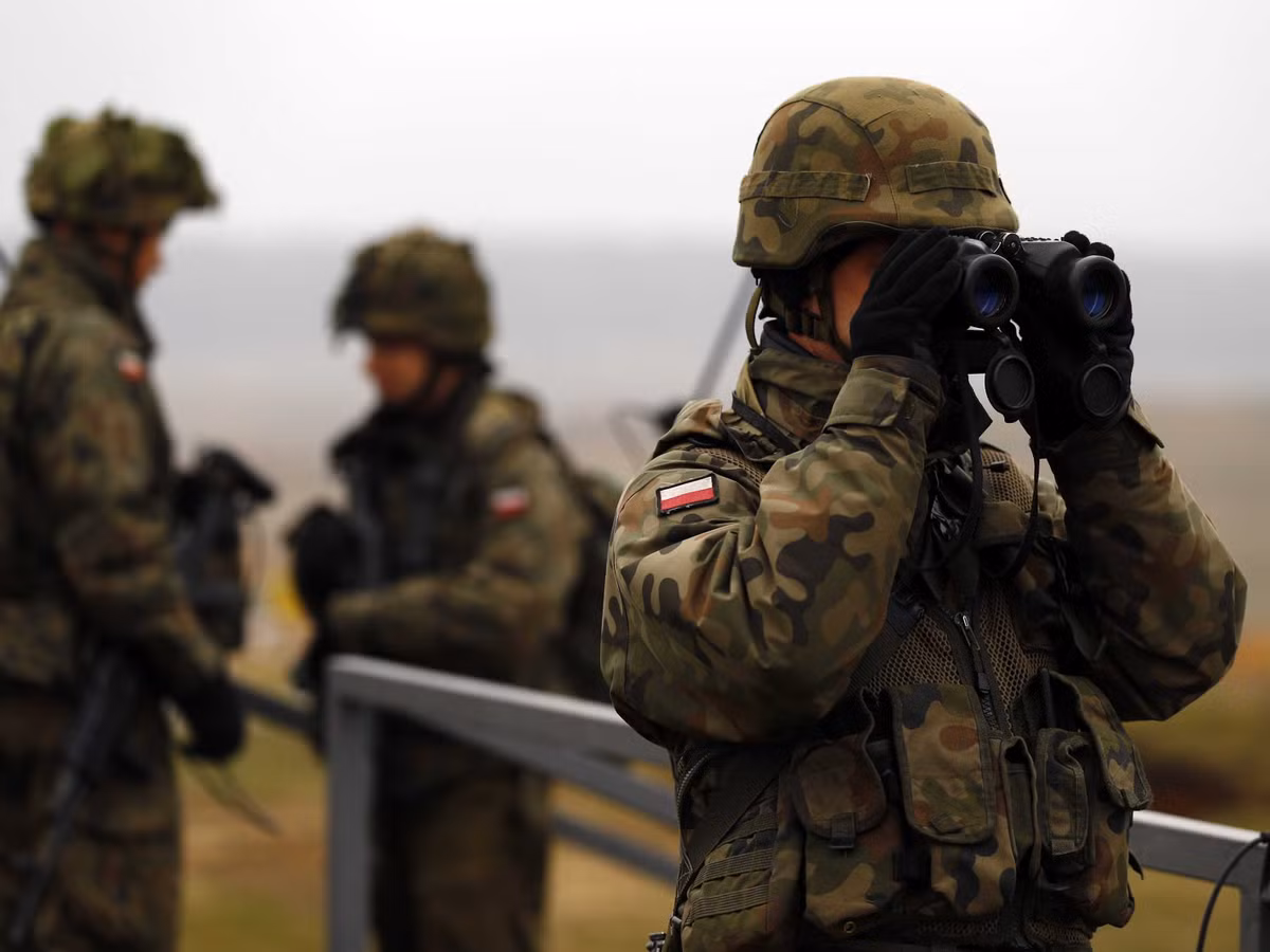 Binh chủng Lính thủy đánh bộ và Bộ đội đổ bộ đường không thuộc Quân đội Nga đã nhận được ống nhòm không có loại nào giống như vậy trên thế giới. Nó cho phép quan sát hình ảnh không hề bị rung thậm chí khi đang cơ động trên trực thăng, trên xe chiến đấu và trên xuồng máy. Nguồn ảnh: Business Insider