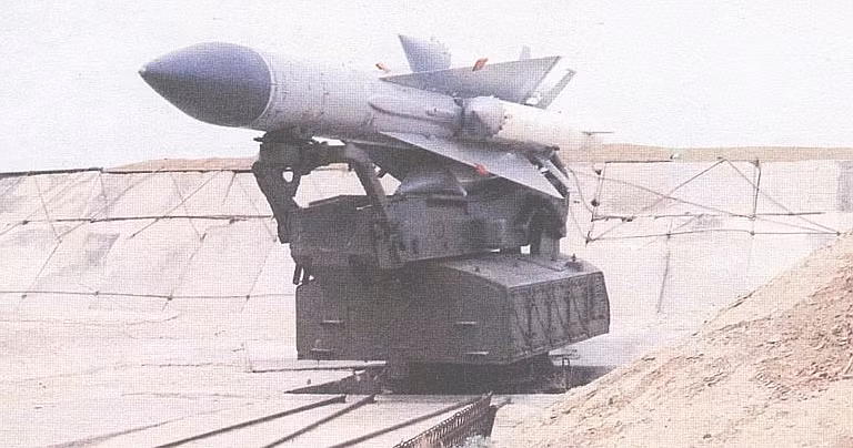 Đạn tên lửa của S-200 có trọng lượng rất lớn lên tới 7,1 tấn, dài 10,8m. Nó được đặt trên bệ phóng 5P72, mỗi bệ được hỗ trợ bởi một một đường ray để di chuyển. Nhìn chung, tổ hợp phòng không S-200 rất đồ sộ và việc triển khai là cực kỳ phức tạp, mất thời gian. Nguồn ảnh: Ausairpower