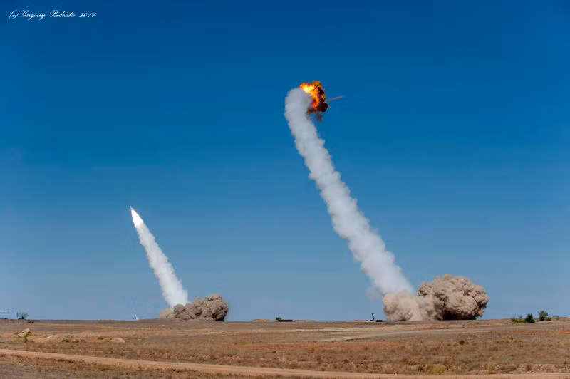 Hệ thống tên lửa phòng không S-200 do Liên Xô phát triển từ những năm 1960 được thiết kế nhằm bảo vệ các mục tiêu chiến lược khỏi máy bay ném bom tầm xa, tầm cao của Mỹ và Phương Tây. Trước khi có S-400, S-200 là tên lửa phòng không đạt tầm bắn xa nhất thế giới, vượt xa cả tầm bắn của S-300. Nguồn ảnh: simhq