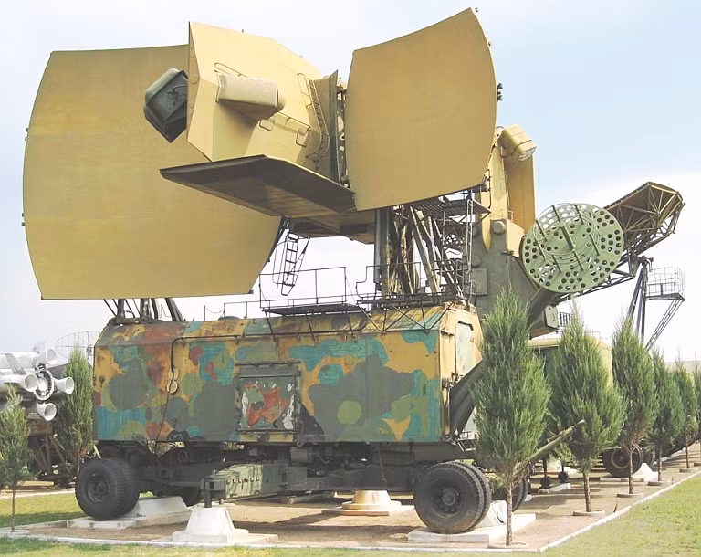 Làm nhiệm vụ chiếu xạ cho đầu dẫn radar trên đạn tên lửa S-200 là đài radar điều khiển hỏa lực 5N62 (NATO định danh là Square Pair) thường đặt ở trung tâm trận địa tên lửa S-200. Nó dùng cho cả nhiệm vụ bám và chiếu dọi mục tiêu cho đầu tự dẫn tên lửa tấn công, tầm hoạt động 270km. Nguyên lý hoạt động hiểu đơn giản là: đài radar phát hiện, theo dõi và chiếu xạ vào mục tiêu máy bay địch, đầu tự dẫn radar bán chủ động tên lửa sẽ thu sóng phản xạ từ mục tiêu địch và tự động lái tên lửa tấn công. Nguồn ảnh: Ausairpower