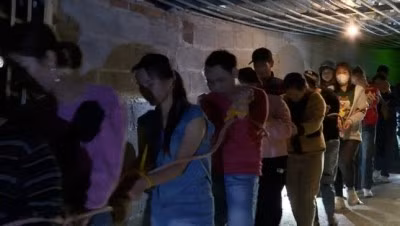 Sới bạc hoạt động từ 15h – 24h hằng ngày và được tổ chức thành nhiều canh, các con bạc vào sới phải nộp từ 200.000đ – 500.000đ tiền hồ, tiền phế và bị kiểm soát chặt chẽ, thu giữ điện thoại trước khi vào phòng bạc. Hiện vụ án tiếp tục được điều tra, mở rộng.