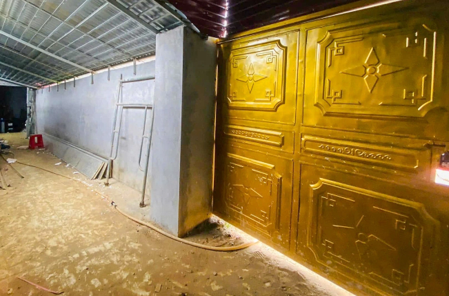 Để tránh bị phát hiện, đối tượng đã xây dựng hệ thống tường rào dây thép gai bao quanh, lối vào khu vực đánh bạc được thiết kế xây dựng các tuyến đường hầm dài trên 300m với hàng chục lớp cửa sắt kiên cố, hai bên là tường gạch bê tông chắc chắn, phía trên được gia cố bằng các thanh sắt. 