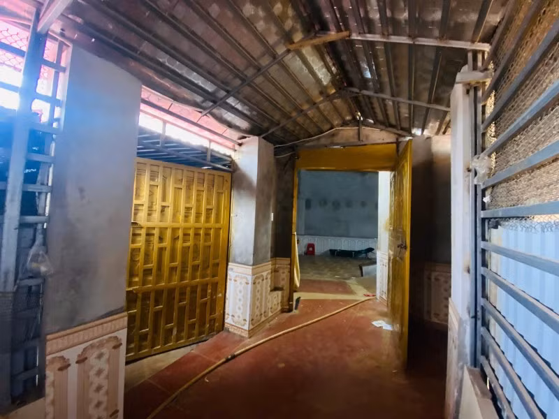 Qua nắm tình hình địa bàn, Phòng Cảnh sát hình sự phát hiện một tụ điểm đánh bạc hoạt động với phương thức, thủ đoạn tinh vi tại nhà của Lạc Văn Lỉm (SN 1972), trú tại xã Tân Mỹ, huyện Văn Lãng, tỉnh Lạng Sơn. Sau khi xây dựng kế hoạch tỷ mỉ, kỹ lưỡng, khoảng 17h30 ngày 27/10, Phòng CSHS chủ trì, phối hợp với Phòng CSCĐ Công an tỉnh Lạng Sơn tổ chức triệt phá.