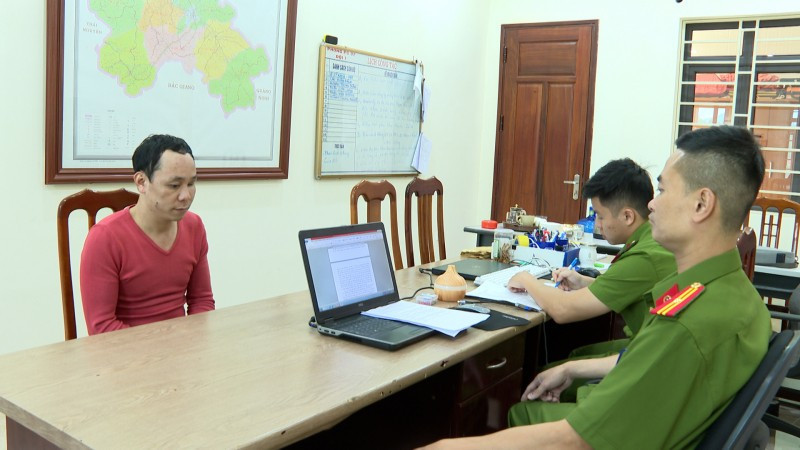 Qua đấu tranh, các đối tượng khai nhận, đường dây đánh bạc này do đối tượng Trương Văn Thế (SN 1984), trú tại huyện Lục Ngạn, tỉnh Bắc Giang trực tiếp đứng ra tổ chức đánh bạc tại nhà Lỉm.