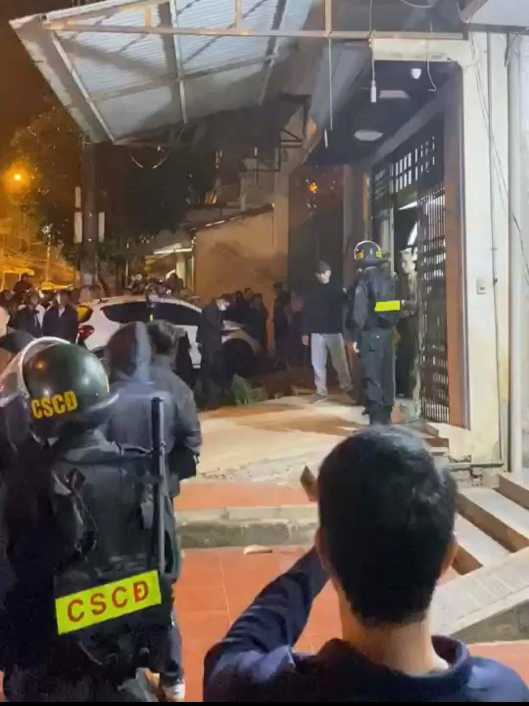 Tụ điểm này có hệ thống camera giám sát được kết nối đến màn hình và bố trí người theo dõi, cảnh giới để phục vụ tổ chức đánh bạc, đối phó với cơ quan chức năng.