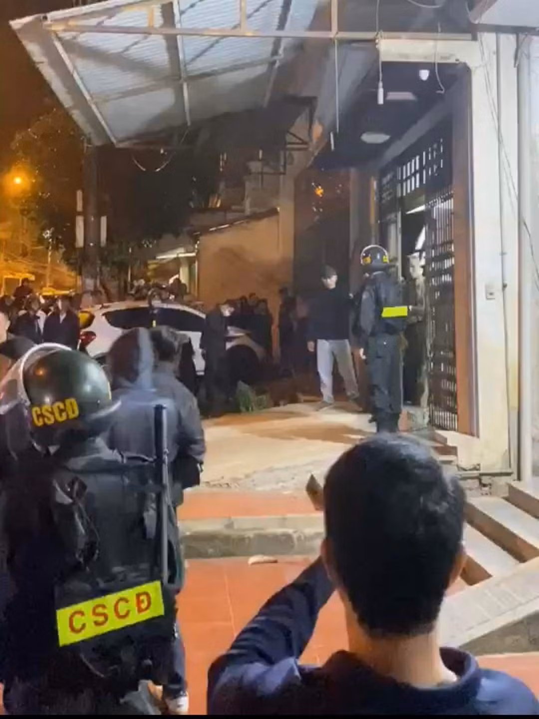 Tụ điểm này có hệ thống camera giám sát được kết nối đến màn hình và bố trí người theo dõi, cảnh giới để phục vụ tổ chức đánh bạc, đối phó với cơ quan chức năng.