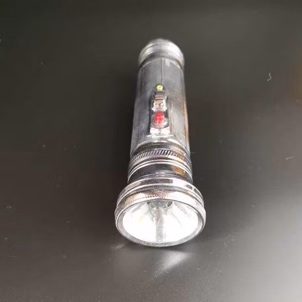 Rạng sáng 29/7, khi nghe thấy tiếng xe máy rú ga gần nhà, anh V. choảng tỉnh giấc và ra ngoài kiểm tra. Anh V. cầm theo chiếc đèn pin cũ tiến về ngôi nhà mới xây để kiểm tra. Tại đây, anh V. hoảng hốt khi thấy giường ngủ của cháu N. trống trơn, phía gian ngoài, người chú họ cũng biến mất. Tìm kiếm khắp nơi không thấy con gái, gia đình anh V. lo sợ nên đã tới trụ sở Công an xã Phi Mô để trình báo. (Ảnh minh họa, nguồn internet)