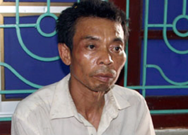 Hằng ngày, vợ anh V. và 2 người con khác ngủ dưới dãy nhà ngang, còn anh V. và cô con gái Hoàng Thị Ánh N. (SN 2002) ngủ trên căn nhà mới xây. Từ hôm đưa Minh về, Minh ngủ ở căn nhà mới xây với bố con anh V. Trong thời gian ăn nhờ, ở đậu nhà người cháu họ, Minh thấy cháu N. xinh xắn nên nảy sinh ý đồ đen tối. Tối 28/7, anh V. xuống dãy nhà ngang ngủ. Trên ngôi nhà mới xây, chỉ còn Minh ngủ gian nhà ngoài, còn cháu N. ngủ trong buồng. Khoảng hơn 21h cùng ngày, Minh rủ cháu N. ra ngoài mua thuốc lá hút. Cháu N. không chút nghi ngờ đã đồng ý đi cùng người ông họ. (Đối tượng Hoàng Văn Minh)