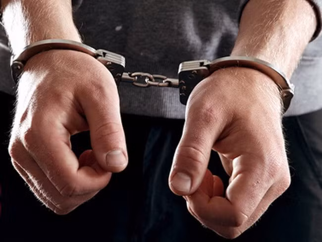 Sau 24h tìm kiếm không có kết quả, sáng 30/7, lực lượng công an tìm tới ngôi nhà hoang của Hoàng Văn Minh tại khu đồng Trún, cách nhà cháu N. khoảng 1km để kiểm tra. Đây là căn nhà cấp 4 bỏ hoang, dột nát, ổ khóa hoen gỉ không có dấu hiệu bị phá. Khi tiến vào bên trong kiểm tra, công an bất ngờ phát hiện Hoàng Văn Minh đang nằm co ro ở góc phòng. Nhìn thấy người lạ, Minh lập tức dùng hung khí tấn công, nhưng đã bị công an kịp thời khống chế, bắt giữ. (Ảnh minh họa, nguồn internet) 