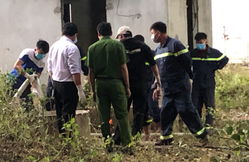 Tại cơ quan công an, Minh không có biểu hiện sợ hãi, lạnh lùng khai đã giết cháu N. Tuy nhiên, đối tượng này ngoan cố không chịu nói nơi giấu thi thể cháu bé. Tới khoảng 9h ngày 31/7, khi tiến hành kiểm tra ngôi nhà thứ 2 của Minh bị bỏ hoang trên địa bàn thôn Hoành Sơn, công an đã ngửi thấy mùi hôi thối khác lạ. Sau khi phát quang đám cỏ dại mọc um tùm, lực lượng chức năng bất ngờ phát hiện thi thể cháu N. nổi lên ở tư thế thẳng đứng trong miệng giếng có đường kính chừng 40cm. Để đưa được xác nạn nhân lên, cơ quan công an đã phải phá thành giếng. (Ảnh minh họa, nguồn internet) 