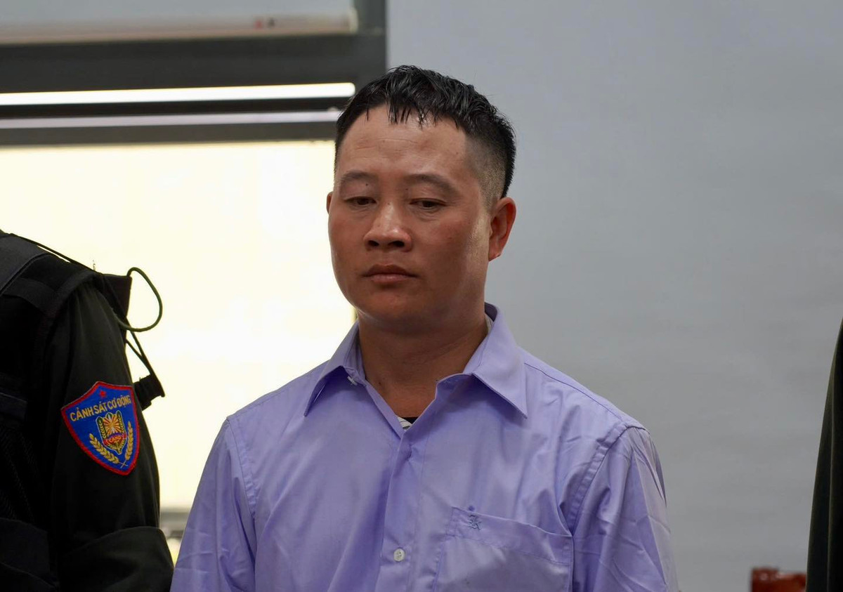 Người đàn ông ra đầu thú sau hơn 1 năm trốn truy nã Nguoi dan ong ra dau thu sau hon 1 nam tron truy na