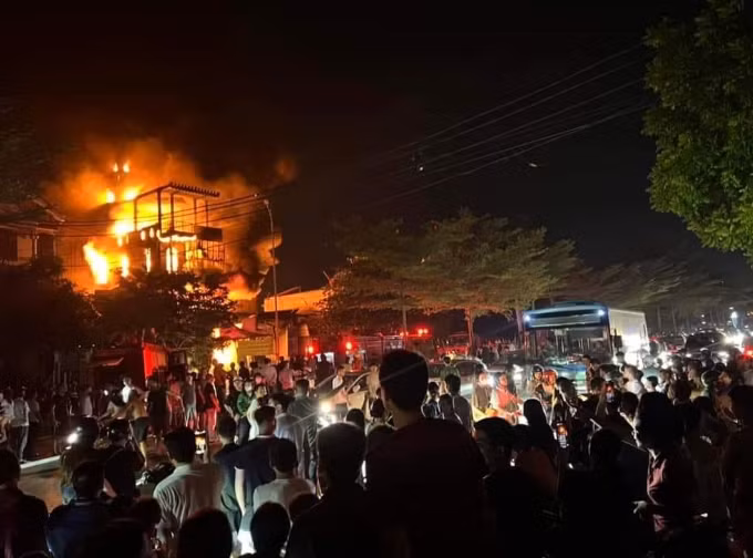 Chay lon tai ngoi nha 5 tang o Bac Ninh, lua boc ngun ngut