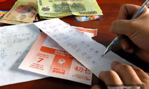 Biết chị Luyến không còn mặn mà với mình, nhưng với bản tính mê chơi số đề nên sau mỗi chuyến xe, Yép vẫn thường tìm đến người tình cũ mua số. Yép thua liên tục, nợ tiền mua số của Luyến và một số người khác lên đến trên 400 triệu đồng. Bị các chủ nợ đòi, Yép hứa đủ đường. Riêng đối với chị Luyến, Yép hứa mỗi chuyến xe từ Châu Đốc sang Cà Mau, anh ta sẽ trả cho Luyến 1 triệu đồng. Sau đó, Yép không về Cà Mau và trả tiền như đã thỏa thuận. (Ảnh minh họa, nguồn internet)