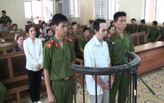 Số vàng mà Yép cướp được, anh ta đã mang về quê nhà người bạn mang đi nấu lại thành vàng khối, bán được 32 triệu đồng. Cơ quan điều tra cũng đã thu hồi được số vàng này. Ngày 14/4/2014, Công an tỉnh Cà Mau cho biết đã khởi tố vụ án, khởi tố bị can đối với Châu Tô Yép về 2 tội "giết người" và "cướp tài sản". Sau này, Tòa án Nhân dân tỉnh Cà Mau tuyên án Châu Tô Yếp chung thân về tội giết người, 6 năm tù tội cướp tài sản, tổng hình phạt là chung thân. 