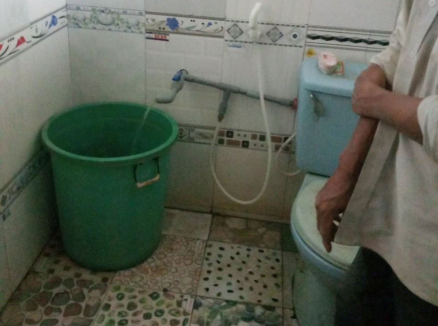 Theo hồ sơ vụ án, sáng 30/3/2016, người bạn làm chung với chị Huỳnh Thị Lưu Luyến (31 tuổi, ngụ phường 6, TP. Cà Mau) không thấy chị Luyến đến nơi làm việc, nên đến nhà trọ tìm. Thấy cửa phòng bị móc khóa ngoài, người này mở cửa phòng vào thì tá hỏa phát hiện chị Luyến đã chết trong tư thế đầu cắm vào xô nước. Tài sản là nữ trang bị lột mất. (Ảnh minh họa, nguồn internet) 