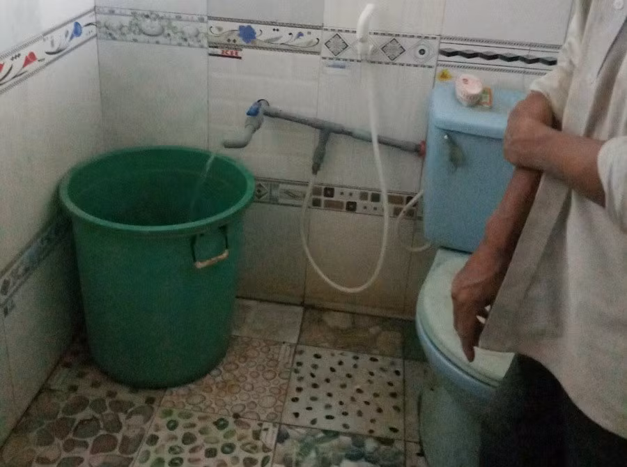 Theo hồ sơ vụ án, sáng 30/3/2016, người bạn làm chung với chị Huỳnh Thị Lưu Luyến (31 tuổi, ngụ phường 6, TP. Cà Mau) không thấy chị Luyến đến nơi làm việc, nên đến nhà trọ tìm. Thấy cửa phòng bị móc khóa ngoài, người này mở cửa phòng vào thì tá hỏa phát hiện chị Luyến đã chết trong tư thế đầu cắm vào xô nước. Tài sản là nữ trang bị lột mất. (Ảnh minh họa, nguồn internet) 