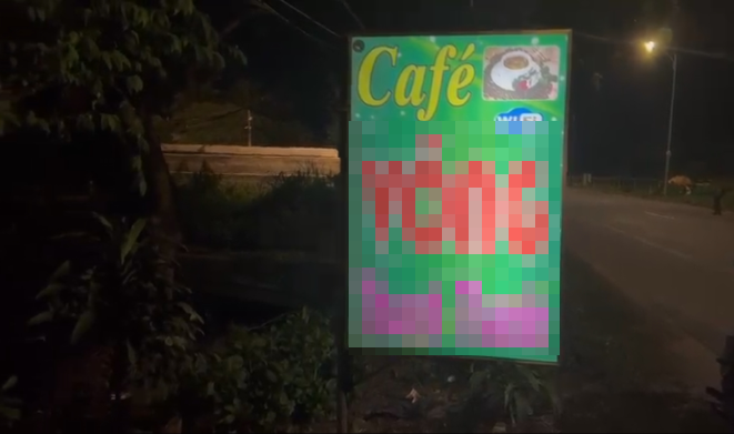 Sau đó, Tâm đi bộ lòng vòng tìm tài sản để cướp. Đi khoảng 1km thì thấy quán cà phê có cô Ngô Thị H.C ngồi trước cửa, bên trong để xe máy SH Mode màu đỏ nâu nên nảy sinh ý định cướp tài sản. Đối tượng ghé vào quán, giả vờ hỏi: "Ba trăm phải không chị?". Cô C. trả lời: "Ừ". Do muốn lấy rựa ra làm hung khí gây án nên Tâm vờ vào nhà vệ sinh. Lúc này, cô C. đóng cửa và khóa cửa chính của quán lại. Tâm lấy rựa cầm ở tay trái (đối tượng thuận tay trái), cởi áo khoác cầm ở tay phải và đi ra. (Ảnh minh họa, nguồn internet) 