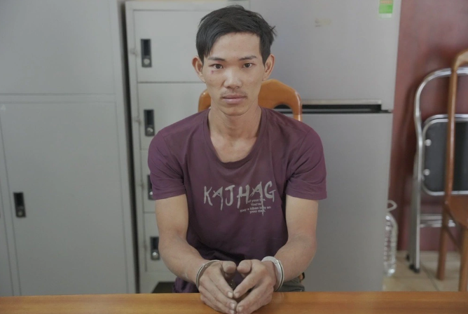 Công an TP HCM cho biết, lúc 11h30 ngày 06/01/2024, Công an H.Hóc Môn nhận tin báo về vụ giết người, cướp tài sản xảy ra tại xã Xuân Thới Sơn, nạn nhân là cô C., tài sản bị cướp là xe máy và 2 triệu đồng. Ngay sau đó, thực hiện chỉ đạo của Ban Giám đốc Công an TPHCM, Phòng Cảnh sát hình sự (CSHS) - Công an TPHCM xác lập chuyên án để tập trung lực lượng, thiết bị, phối hợp Công an H.Hóc Môn, Trung đoàn Cảnh sát cơ động và các đơn vị liên quan khẩn trương truy xét, bằng mọi giá bắt giữ đối tượng gây án trong thời gian sớm nhất.