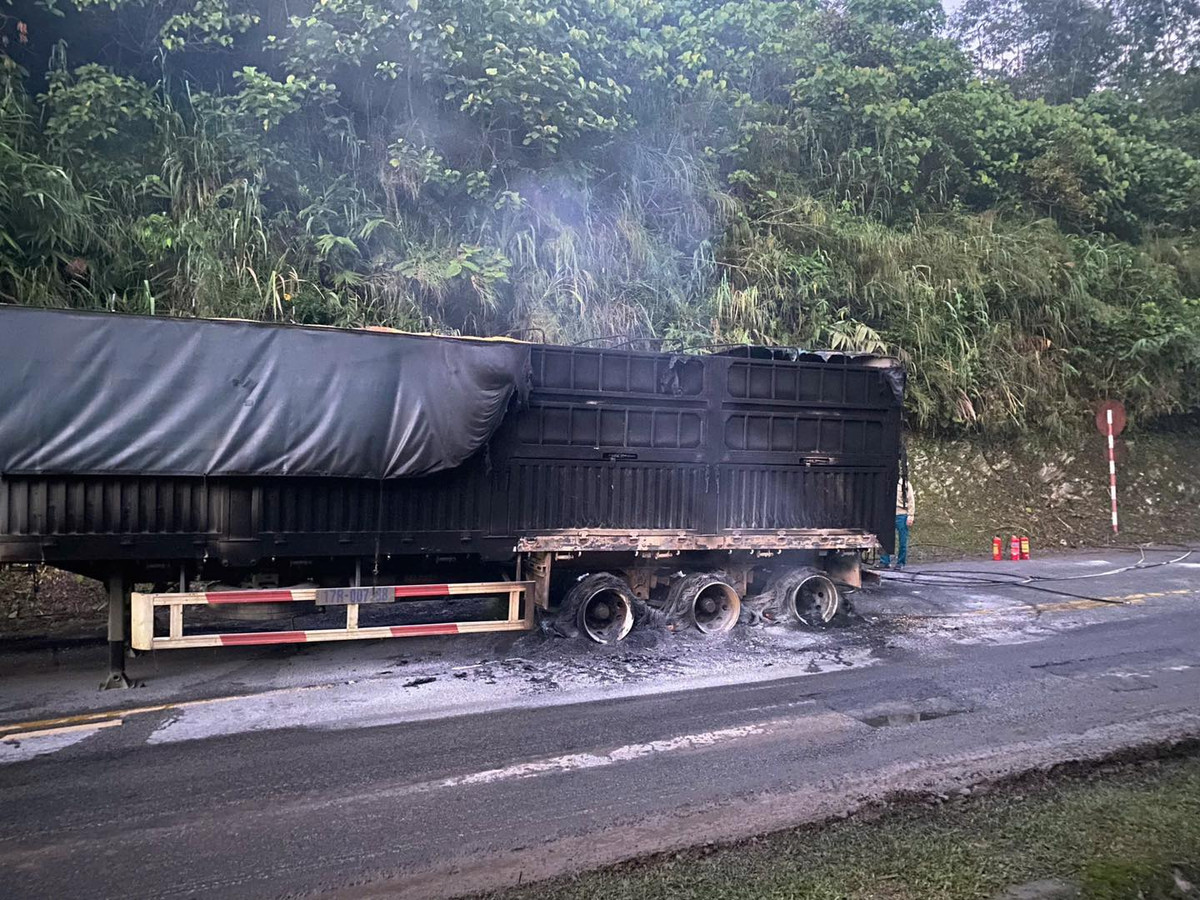 Xe tải bất ngờ bốc cháy ngùn ngụt trên quốc lộ ở Hòa Bình Xe tai bat ngo boc chay ngun ngut tren quoc lo o Hoa Binh