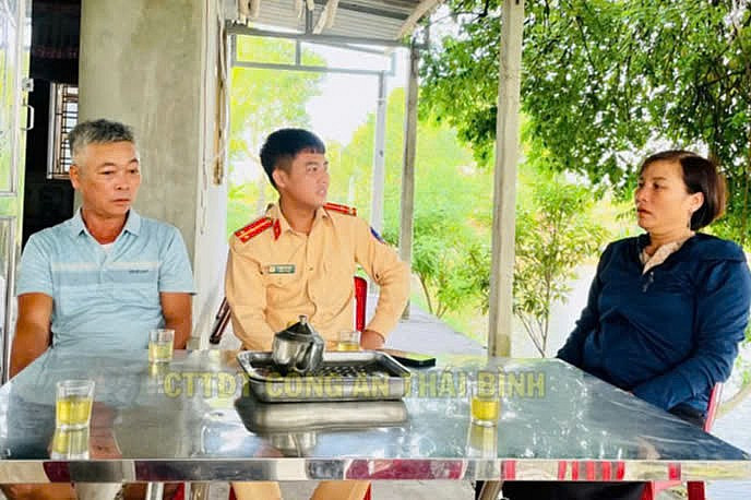 Kip thoi cuu hai vo chong bi dam thuyen tren song Hong-Hinh-2