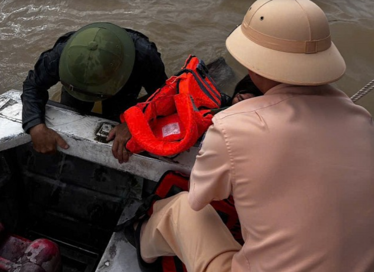 Kip thoi cuu hai vo chong bi dam thuyen tren song Hong