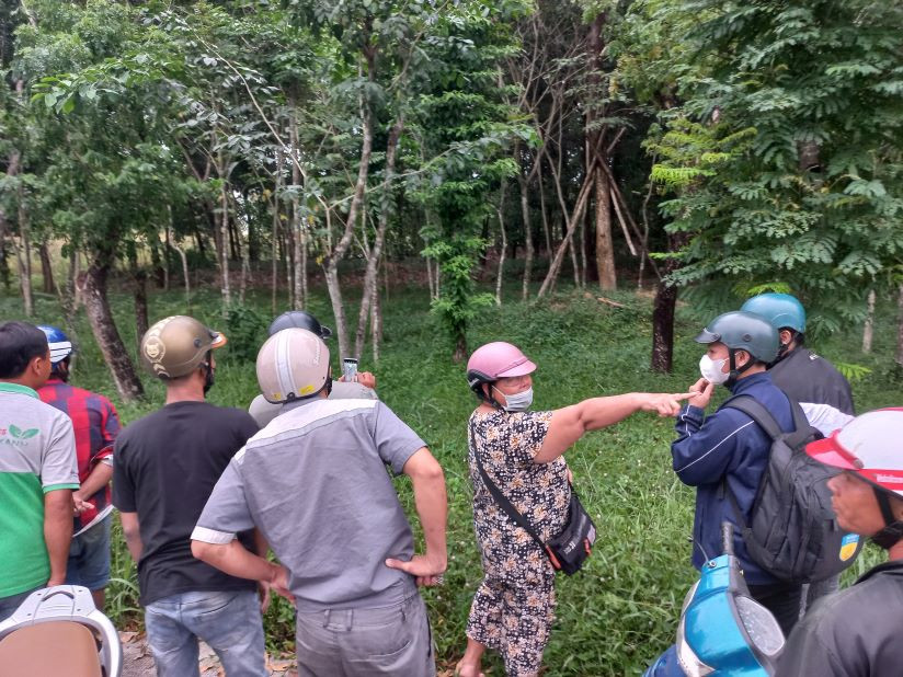 Sáng 23/2/2014, một số người dân đi nhặt củi đã vô cùng hoảng hốt khi phát hiện xác bà N. tại khu rừng keo cách nhà khoảng 500m. Thông tin về cái chết bất thường của bà N. nhanh chóng được cấp báo đến cơ quan chức năng. Công an xã Tịnh Thọ đã lập tức triển khai lực lượng để xác minh và bảo vệ hiện trường đồng thời gấp rút báo cáo lên Công an huyện Sơn Tịnh để cử bộ phận chuyên trách về điều tra, phá án. (Ảnh minh họa, nguồn internet)