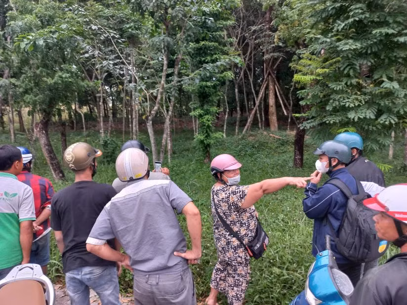 Sáng 23/2/2014, một số người dân đi nhặt củi đã vô cùng hoảng hốt khi phát hiện xác bà N. tại khu rừng keo cách nhà khoảng 500m. Thông tin về cái chết bất thường của bà N. nhanh chóng được cấp báo đến cơ quan chức năng. Công an xã Tịnh Thọ đã lập tức triển khai lực lượng để xác minh và bảo vệ hiện trường đồng thời gấp rút báo cáo lên Công an huyện Sơn Tịnh để cử bộ phận chuyên trách về điều tra, phá án. (Ảnh minh họa, nguồn internet)