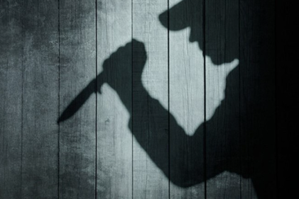 Kết quả khám nghiệm tử thi cho thấy, đây là một vụ giết người cướp tài sản. Nhiều khả năng thủ phạm và nạn nhân có mối quan hệ quen biết trước nên thủ phạm mới rủ nạn nhân ra phía vườn tràm để giết. Hung khí gây án là dao vì để lại những vết cắt trên cổ cùng những vết bầm tím như là nạn nhân bị bóp cổ trước đó. Người nhà cho biết, nạn nhân đã bị lấy đi một đôi bông tai, sau đó thủ phạm còn vào nhà lục soát lấy đi 1 chỉ vàng. (Ảnh minh họa, nguồn internet)