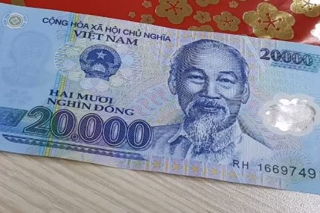 Trên đường đi, Toàn đưa chị Linh 20.000 đồng bảo hai cô cháu vào quán mua bánh. Cả ba đi đến bãi cỏ dọc bờ sông cùng ngồi ăn bánh. Được một lúc, Toàn bảo cháu Tinh đi nơi khác và dẫn chị Linh đi xuống triền đê gần mép sông tâm sự. Khi người phụ nữ vừa ngồi xuống, ở phía sau, anh ta cầm đá gây án. (Ảnh minh họa, nguồn internet)