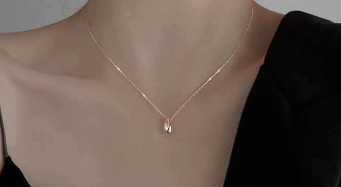 Cùng thời điểm này, cách nơi chị Linh bị dìm chết khoảng 10m, nhà chức trách phát hiện xác Tinh bị vùi sâu dưới bùn, phía trên đắp rất nhiều lục bình. Một ngày sau, Toàn mới nhận đã gây án với cả hai. Theo đó, tối 15/5/2010, anh ta đi xe đạp chở chị Linh và cháu Tinh ra bờ sông Đại Giang ngồi chơi. Thấy chị Linh đeo dây chuyền, nhẫn và đôi bông tai bằng vàng, Toàn nảy sinh ý định chiếm đoạt. (Ảnh minh họa, nguồn internet)