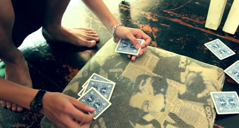 Trên thông tin này, Ban chuyên án rà soát, trích lục hồ sơ thì phát hiện Toàn không nghề nghiệp, lại ham mê cờ bạc, đã có tiền án về tội Trộm cắp tài sản và Lạm dụng tín nhiệm chiếm đoạt tài sản. Nghi vấn đây là hung thủ, cơ quan điều tra ra lệnh bắt. Trước các điều tra viên, Toàn phủ nhận có đi cùng với nạn nhân tối hôm xảy ra án mạng. Tuy nhiên sau đó, anh ta nhận đã giết chị này. Khi bị hỏi về sự mất tích của Tinh, Toàn khăng khăng không hay biết gì. (Ảnh minh họa, nguồn internet) 