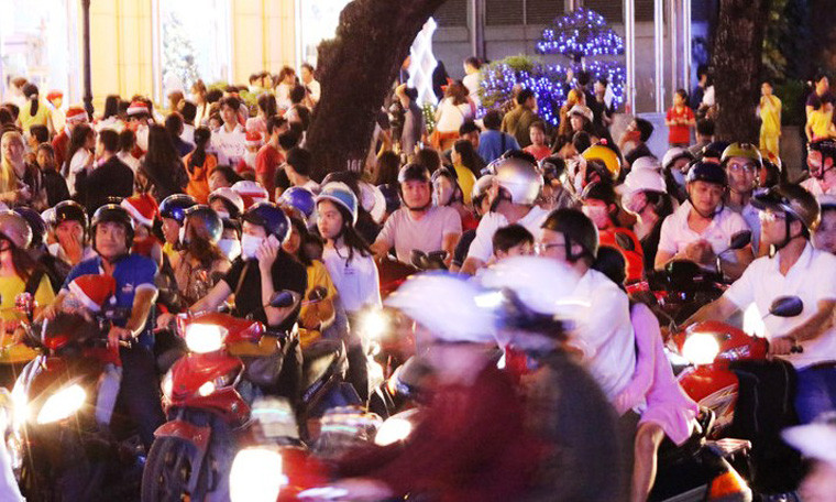 Đúng vào dịp cuối tuần, hàng ngàn người dân từ khắp nơi đã đổ về khu trung tâm Sài Gòn và các điểm vui chơi giải trí, trung tâm Thương mại...để vui Giáng sinh sớm. Nhiều tuyến đường đổ về trung tâm TP đông kín người xe. 