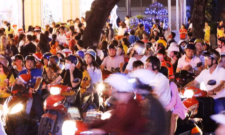 Đúng vào dịp cuối tuần, hàng ngàn người dân từ khắp nơi đã đổ về khu trung tâm Sài Gòn và các điểm vui chơi giải trí, trung tâm Thương mại...để vui Giáng sinh sớm. Nhiều tuyến đường đổ về trung tâm TP đông kín người xe. 