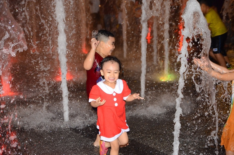Trong khi đó thời tiết ở miền Nam nói chung, TP HCM khá mát mẻ. Thậm chí có rất nhiều trẻ nhỏ tranh nhau nhảy vào đài phun nước ở phố đi bộ Nguyễn Huệ để tắm.
