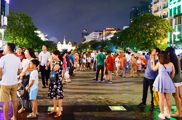 Trên phố đi bộ Nguyễn Huệ, rất đông người đến vui chơi đêm trước lễ Giáng sinh.