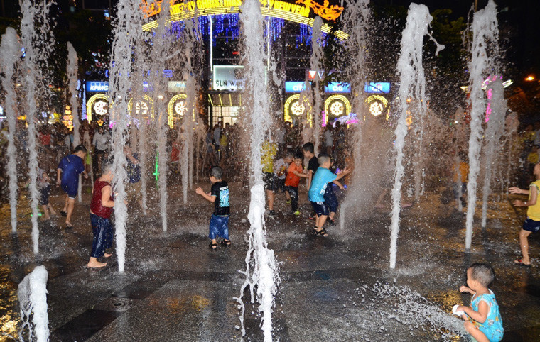 Phố đi bộ Nguyễn Huệ trong đêm trước lễ Giáng sinh.