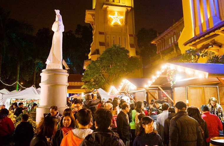 Thời điểm đêm trước lễ Giáng sinh, thời tiết Bắc Bộ rét, nhiệt độ vùng núi có nơi xuống 10 độ C; miền Trung mưa lạnh...