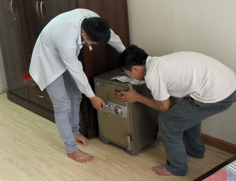 Phần lớn hiện nay nhà nào cũng có két sắt để cất giữ tiền và các giấy tờ, đồ vật quan trọng, có giá trị.