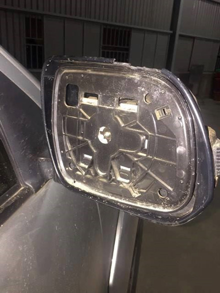 Xe của chị Loan bị hư hại nặng.