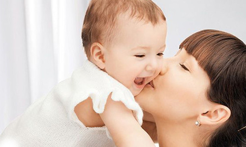 Sinh con thang nao nam 2017, bo me at giau len trong thay?