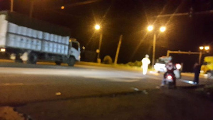 Công an phong tỏa hiện trường trên quốc lộ 1A.