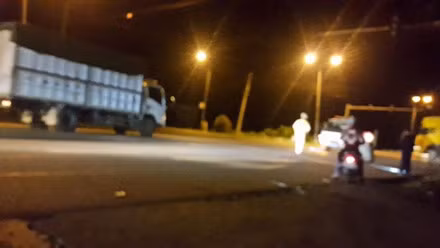 Công an phong tỏa hiện trường trên quốc lộ 1A.