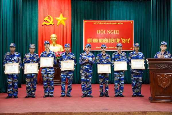 Phát biểu tại Hội nghị rút kinh nghiệm, Thiếu tướng Nguyễn Quang Đạm biểu dương và đánh giá kết quả diễn tập đã đạt được mục đích yêu cầu đề ra, hoàn thành tốt nội dung chương trình diễn tập, đảm bảo an toàn tuyệt đối. Đồng chí Tư lệnh yêu cầu, trên cơ sở kết quả của đợt diễn tập này, cơ quan và đơn vị tiếp tục nghiên cứu tình hình thực tiễn để xây dựng nội dung các văn kiện, hoàn chỉnh phương án chống cướp biển, cướp vũ trang trên biển sát thực tế phù hợp với chức năng nhiệm vụ, tổ chức biên chế của đơn vị. Ảnh: BTL Vùng Cảnh sát biển 4 đã trao tặng Giấy khen cho 07 tập thể và 10 cá nhân có thành tích tốt trong thực hiện nhiệm vụ diễn tập CB-16.