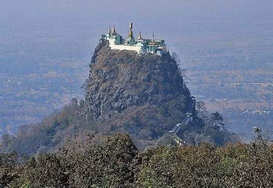 Chùa Taung Kalat (Myanmar): Xây dựng trên miệng núi lửa, cao 737m. Du khách leo từ dưới lên, qua 777 bậc thang đá, là có thể tận mắt ngắm nhìn quang cảnh thiên nhiên hùng vĩ nơi đây.