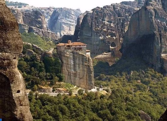  Công trình kiến trúc tôn giáo diệu kỳ này bao hàm trong nó sự vĩ đại của những bàn tay xây dựng. Cũng chỉ có những tín đồ thực sự mới vượt qua được con đường gian khổ để leo lên đến vùng đất thánh này.