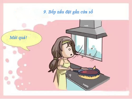 Không nên đặt bếp ngay dưới cửa sổ vì những năng lượng tốt không thể ngự trị lại trong phòng mà sẽ bị thất thoát. Ngoài ra, trong phong thủy, những cửa sổ lớn cũng không được ưa chuộng do chúng khiến các năng lượng tốt bị rò rỉ.